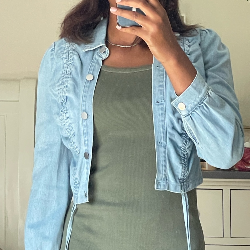 I’m selling a cropped denim light wash blue jean jacket. I’m 5’9 for reference. - Picture 3 of 6